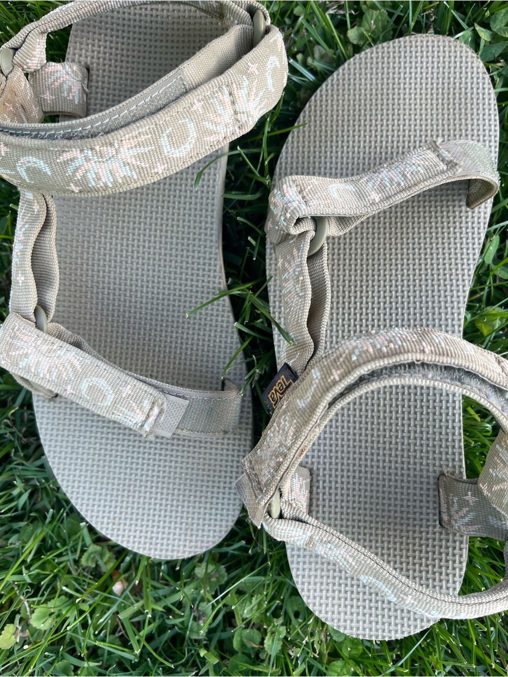 Teva Women’s light green Adjustable Sport Sandals women’s size 9